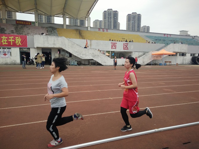 永不言弃,奋勇前行 -----教科院员工女子1500米预决赛勇夺佳绩